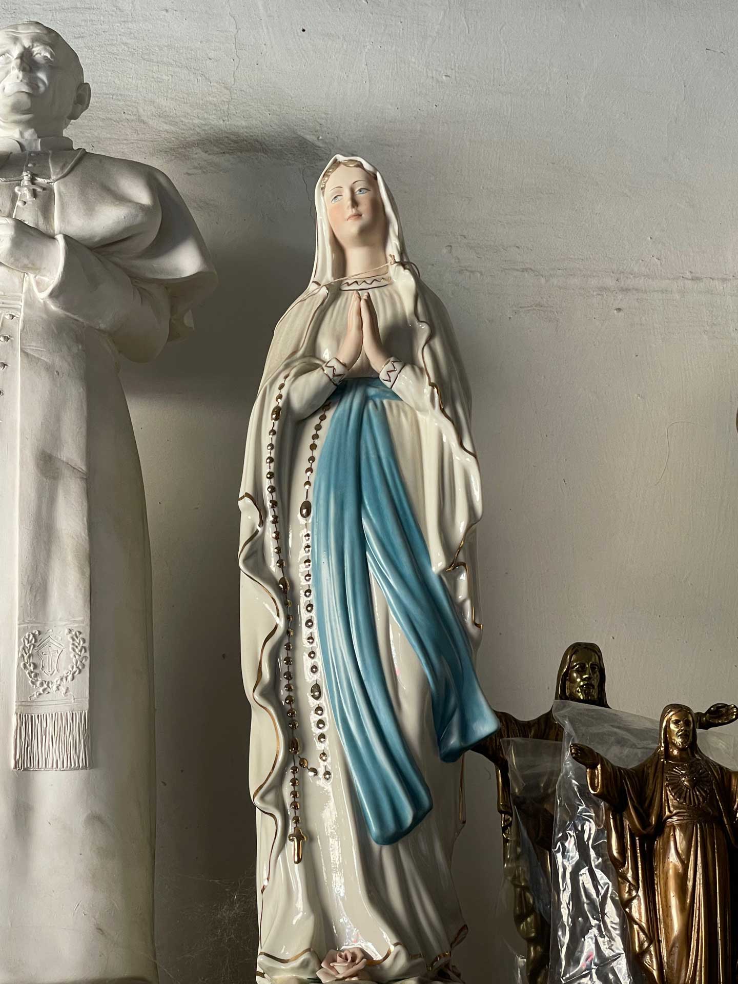 statua di madonna in bronzo