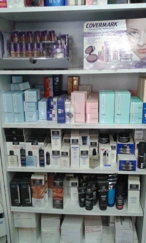 Espositore con detergenti e creme per il viso