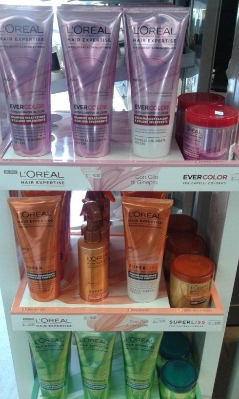 Espositore con prodotti per capelli