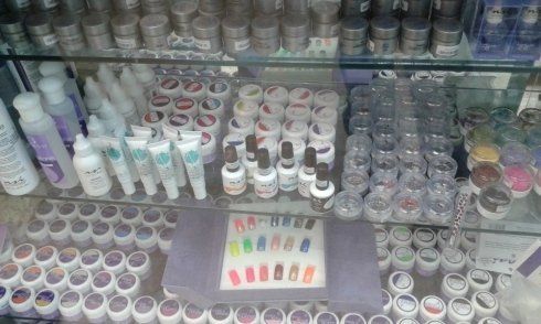 Espositore di smalti e prodotti per la nail art