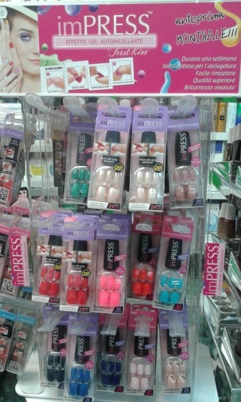 Espositore con prodotti per la manicure