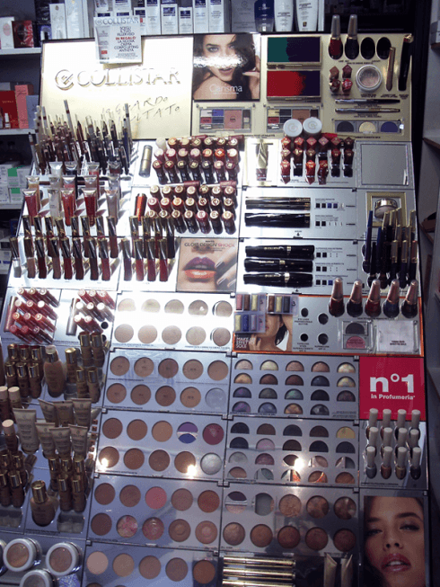 Cosmetici in esposizione