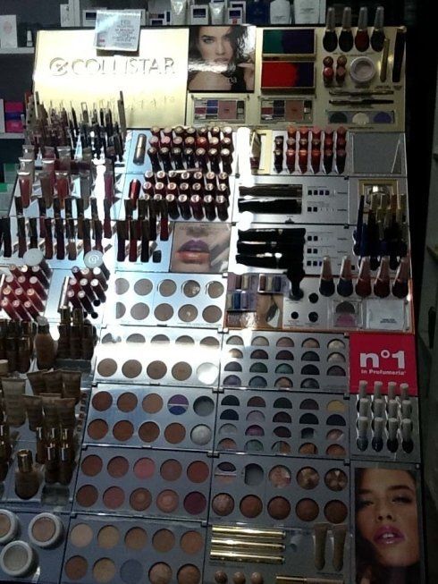 Articoli per il make-up in esposizione