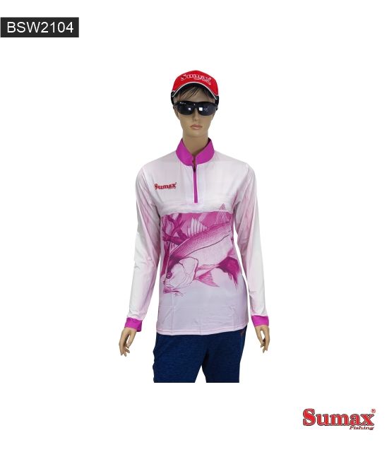 Maniquí con camisa de pesca rosa y blanca de manga larga, gorra roja y gafas de sol.