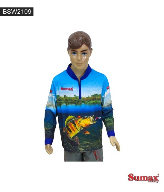 Maniquí con una camiseta de pesca azul con un pez y el logotipo de Sumax. La camiseta tiene un lago de fondo.