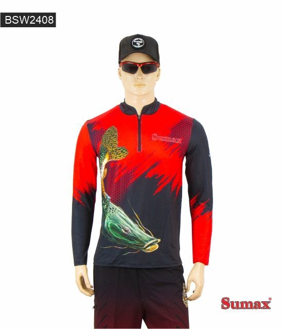 Maniquí con una camisa de pesca Sumax roja y negra con un gráfico de bagre, gafas de sol y una gorra negra.