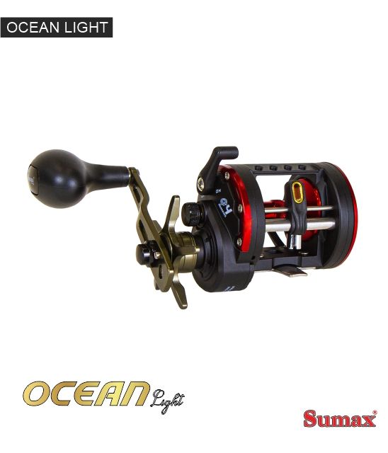Carrete de pesca Ocean Light de color negro y rojo, con mango dorado y fondo blanco.