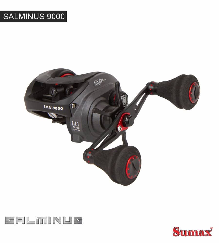Carrete de pesca baitcasting Salminus 9000 negro con detalles en rojo sobre fondo blanco.