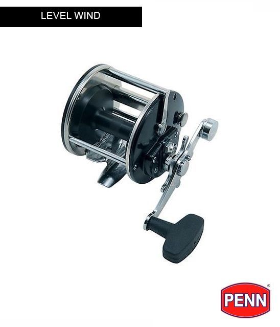 Carrete de pesca Penn Level Wind, negro y cromado, con manivela negra. El carrete tiene un fondo blanco.