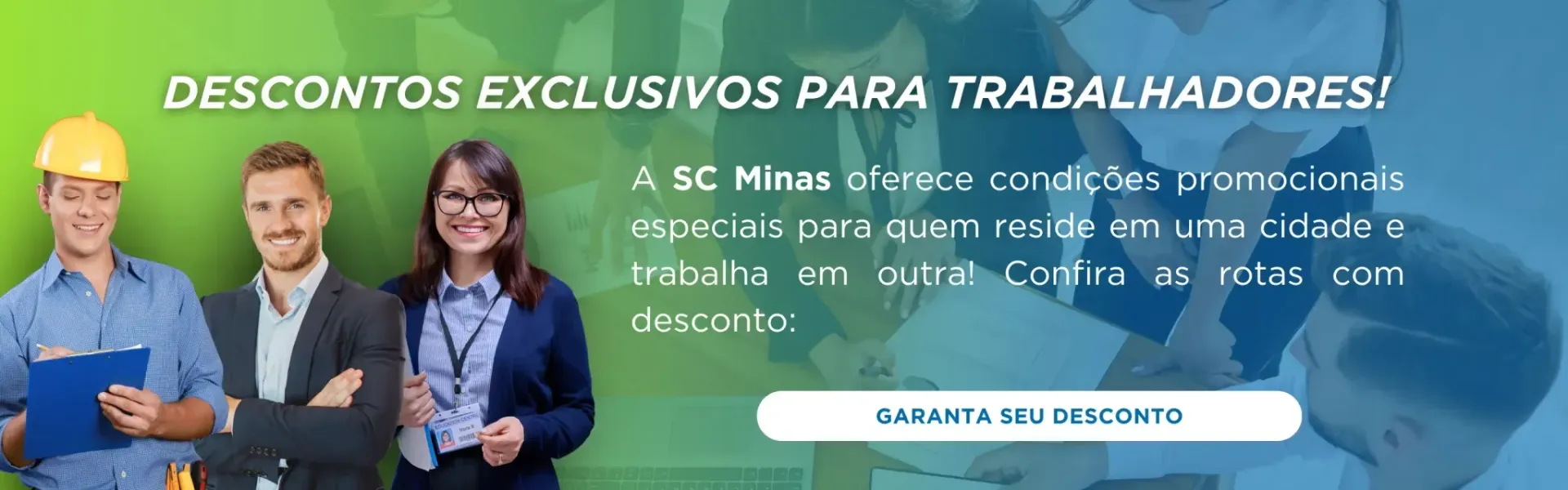 Um grupo de pessoas em pé, uma ao lado da outra, com os braços cruzados.