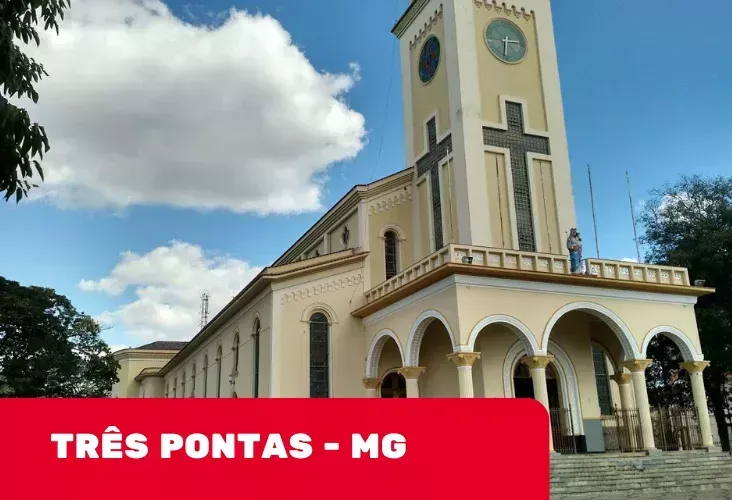 Uma grande igreja com uma torre do relógio e uma cruz nela, Três Pontas