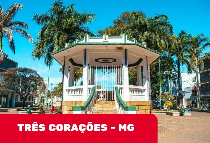 Há um mirante no meio de um parque com palmeiras ao fundo, Três Corações