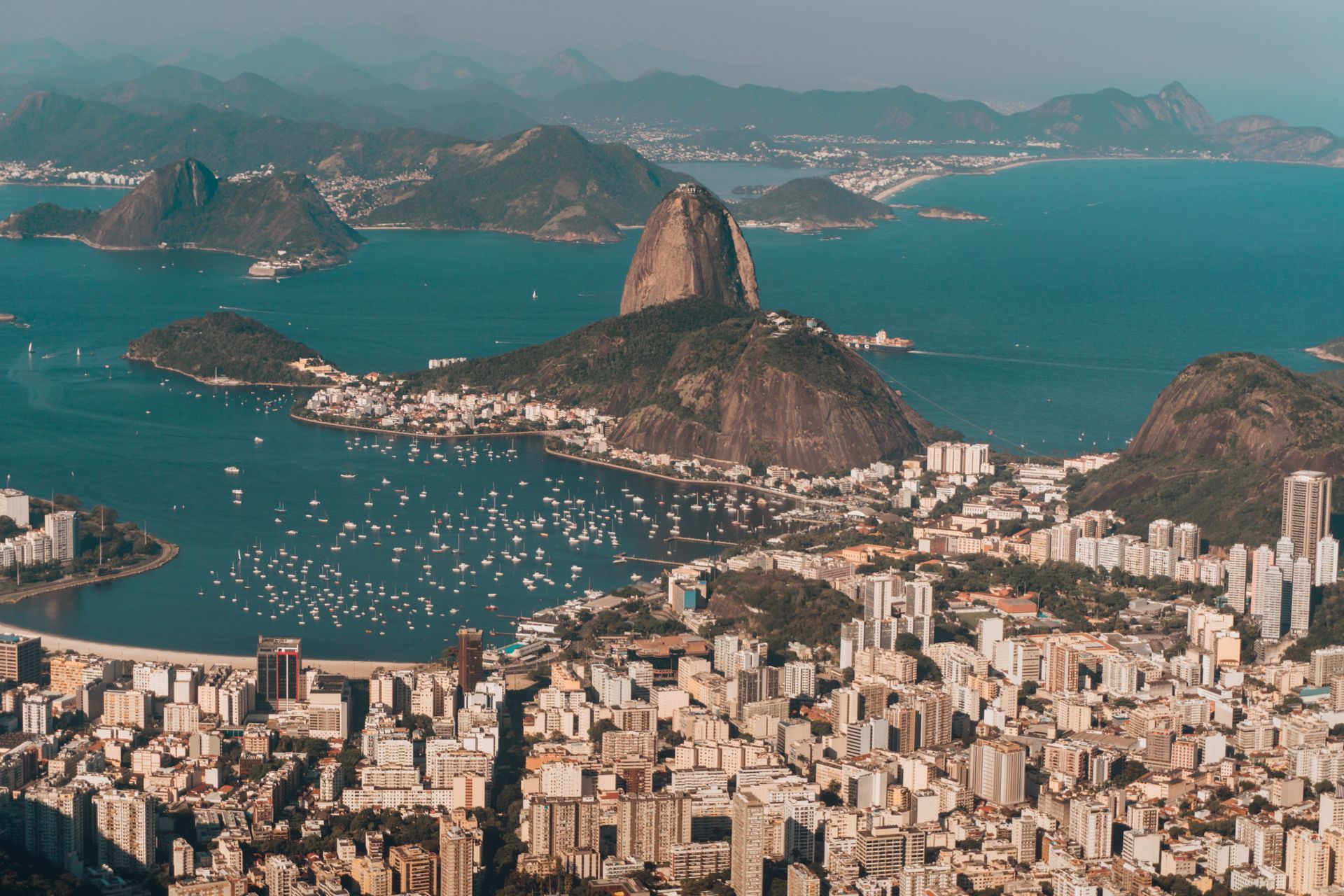 Uma vista aérea de uma cidade cercada por água e montanhas.