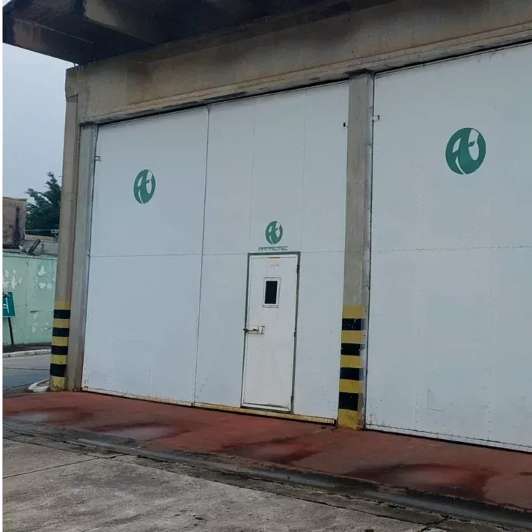 Um prédio branco com círculos verdes nas portas