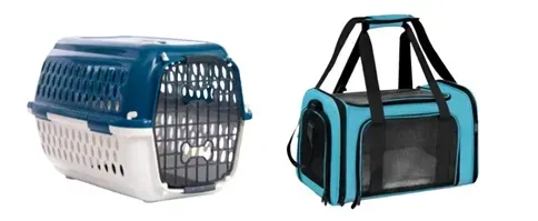 Uma caixa de transporte para cães azul e branca e uma bolsa para cães azul e preta.