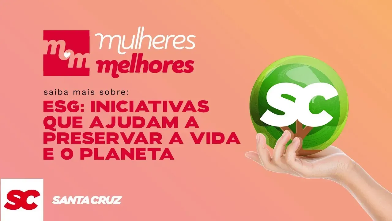 Uma mão segura uma bola verde com a letra sc nela.