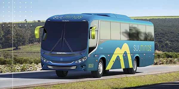 Um ônibus azul da SC Minas está passando por uma estrada.