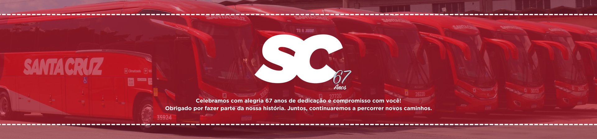 Imagem de banner com uma casa no meio de uma floresta com montanhas ao fundo.