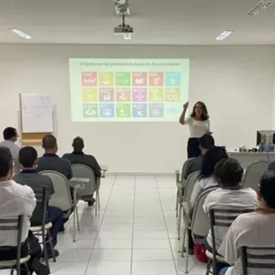 Uma mulher está fazendo uma apresentação para um grupo de pessoas