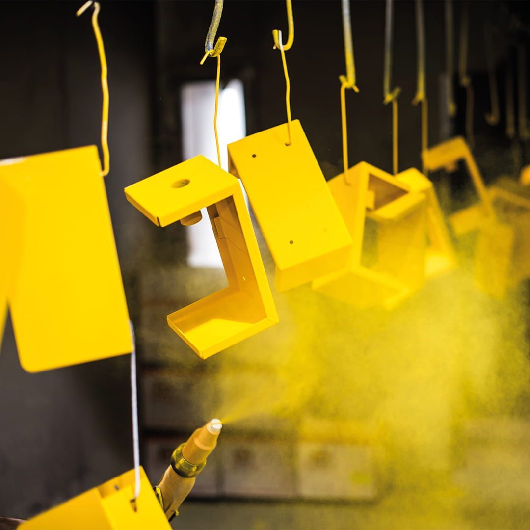 I vårt måleri utförs industriell våt- och pulverlackering