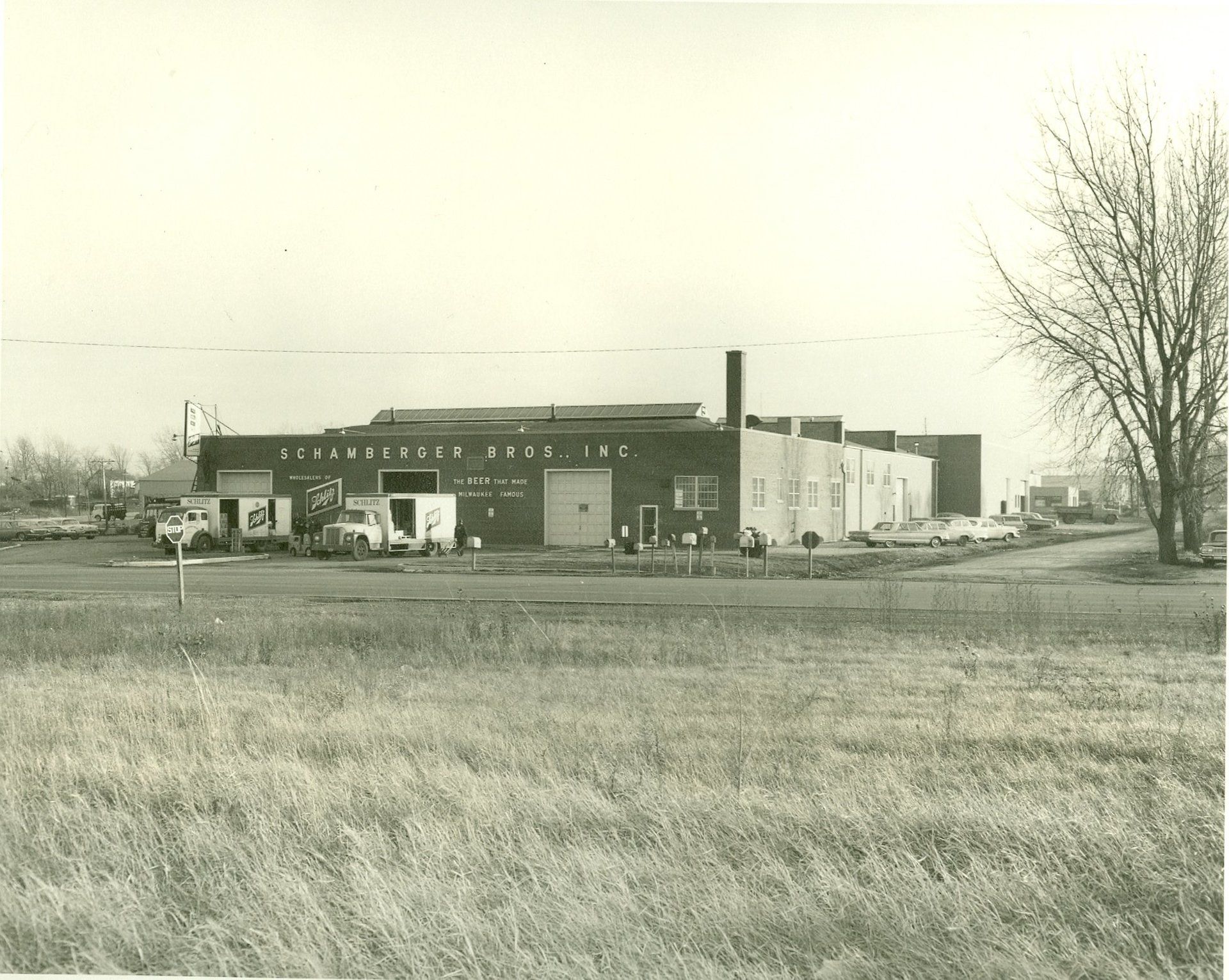 A black and white photo of a building that says strawberry tire inn