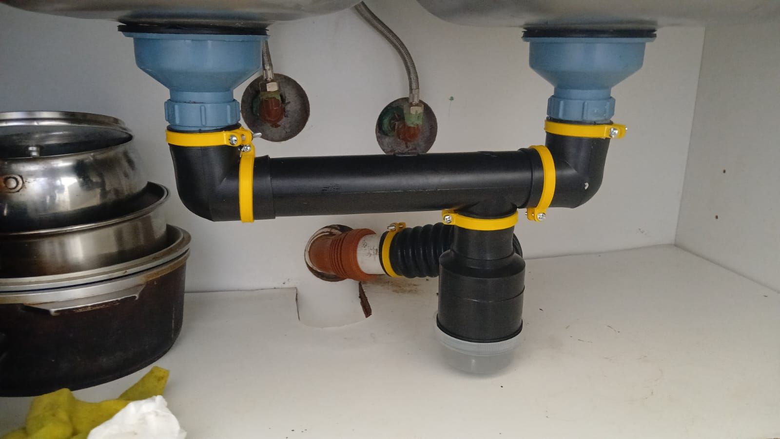Tubería de agua conectada a la pared y a las bachas.