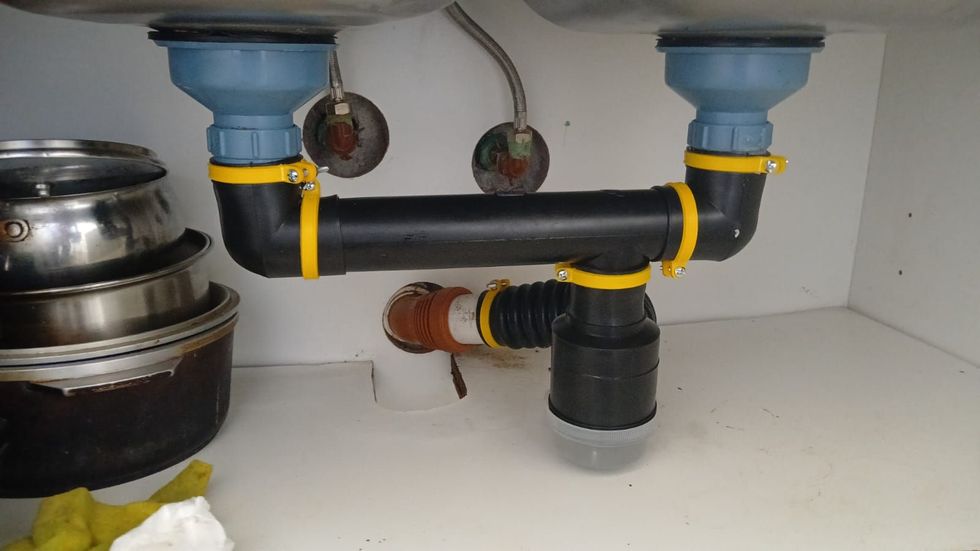 Tubería de agua conectada a la pared y a las bachas.