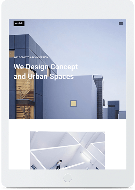 Um tablet exibe o site de uma empresa chamada We Design Concept and Urban Spaces.