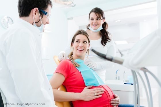 Schwangere und junge Mütter sollten regelmäßig zur PZR
