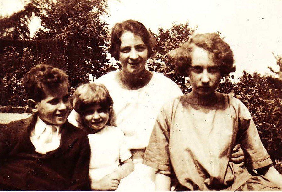 Dan Billany. The Billany Family, Photos from days in Hull.