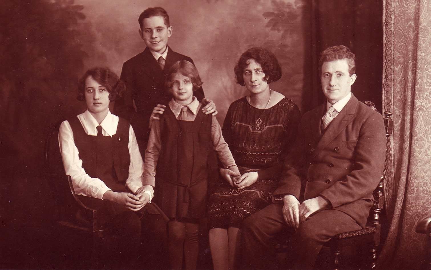 Eva, Dan, Joan, Elsie and Harry Billany