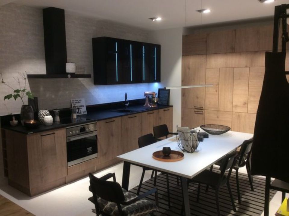 Cucina con luce sotto cappa