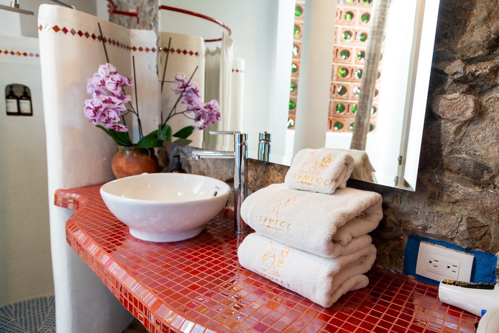 Un baño con lavabo y toallas en el mostrador. Tzampoc Resort