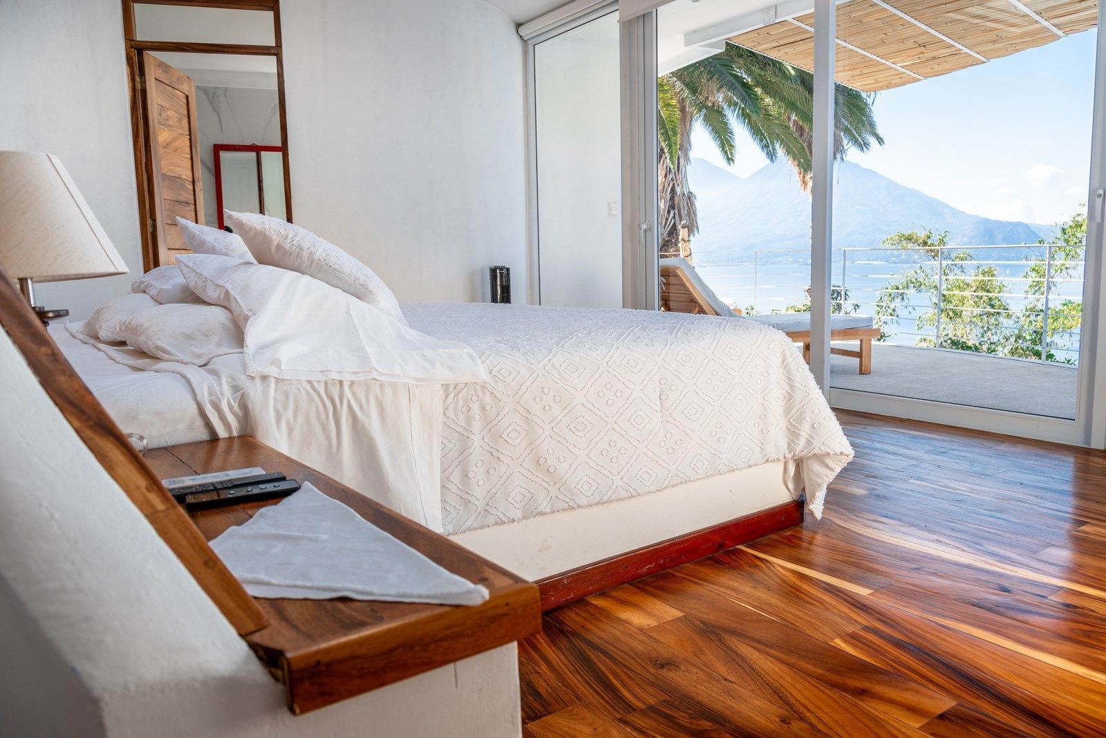 Un dormitorio con una cama grande y vista al mar.