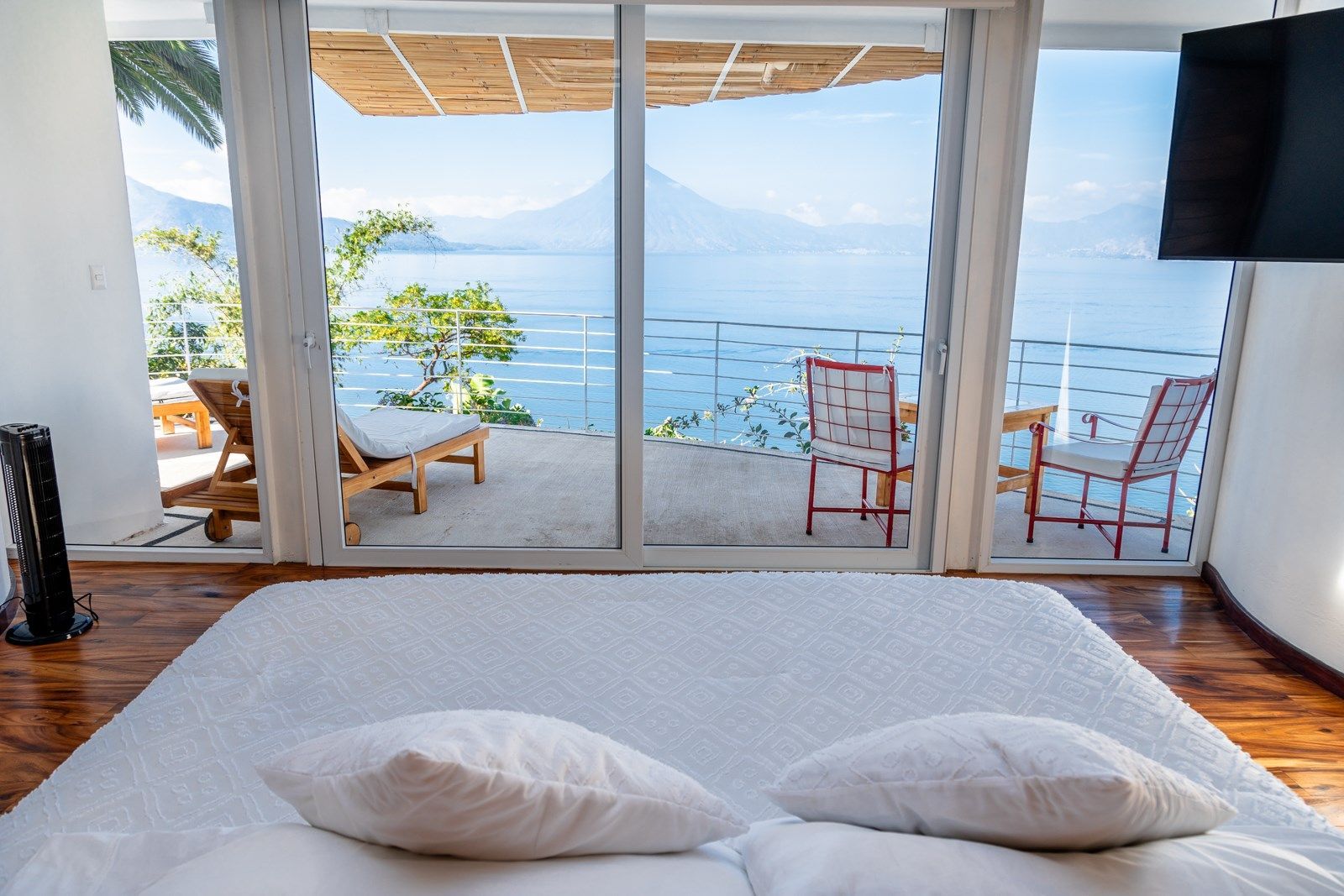 Un dormitorio con una cama grande y vista al mar.
