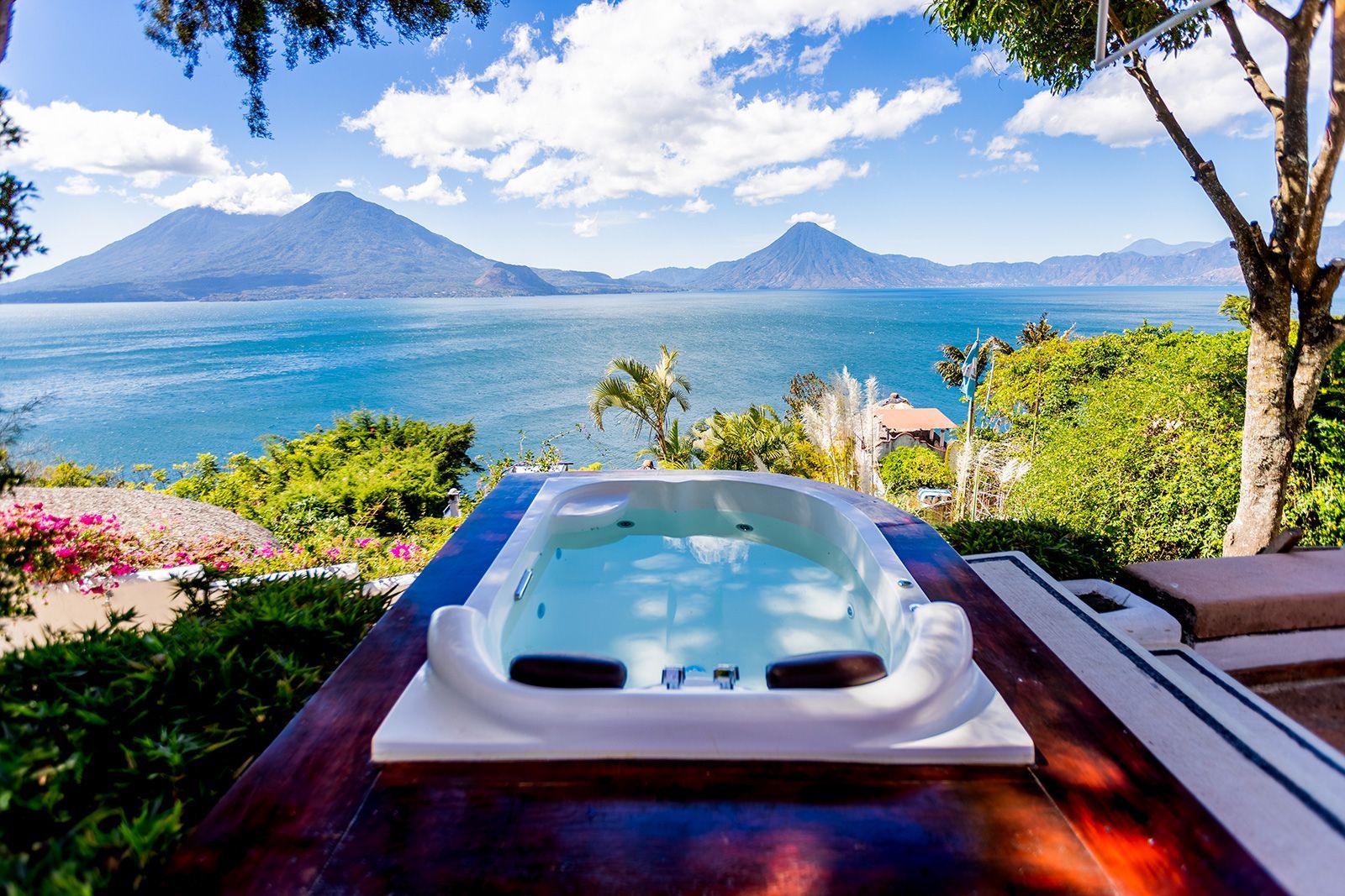 Un jacuzzi con vista al mar y a las montañas.