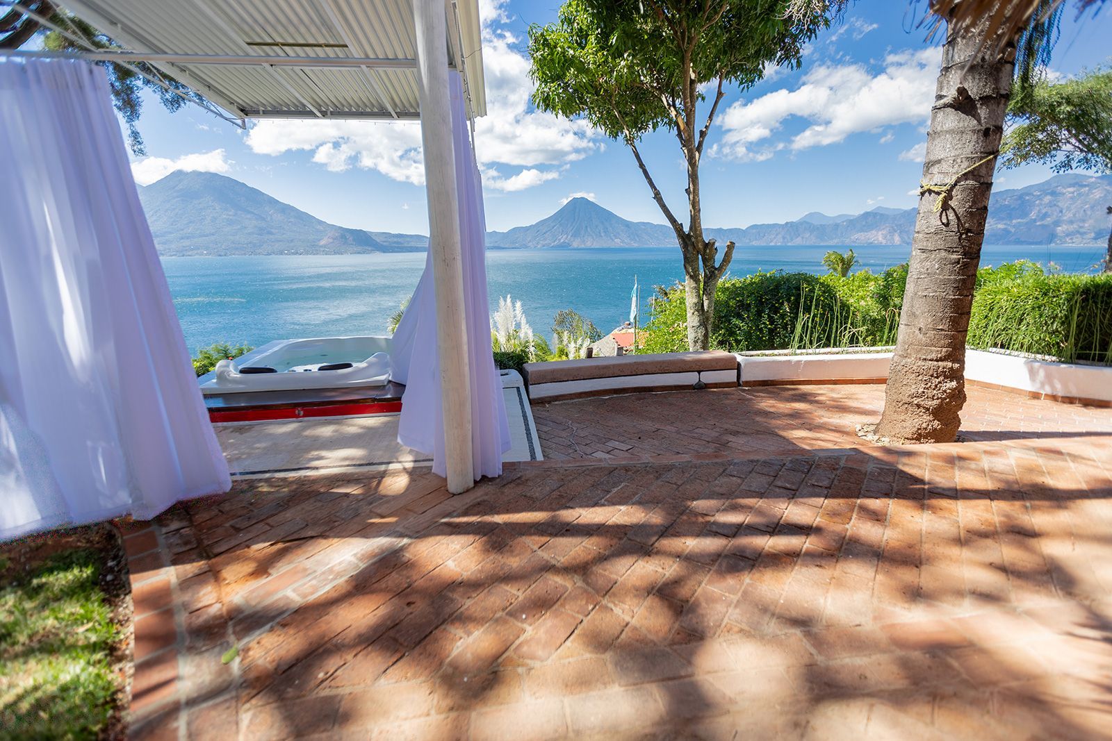 Un patio con vista al mar y a las montañas.