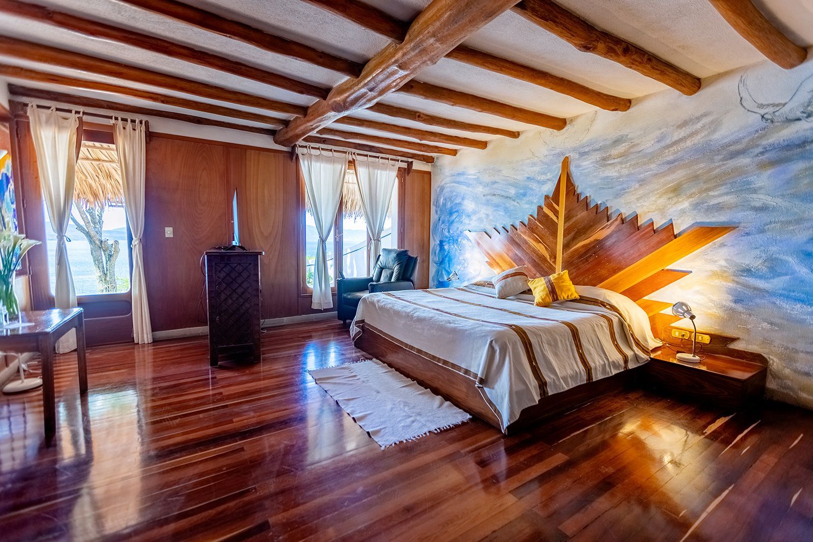 Hay una cama grande en el medio de la habitación.