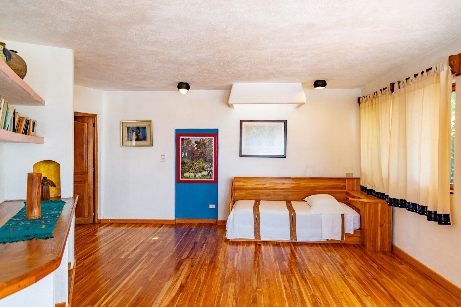 Hay una cama en el medio de la habitación. Tzampoc Resort