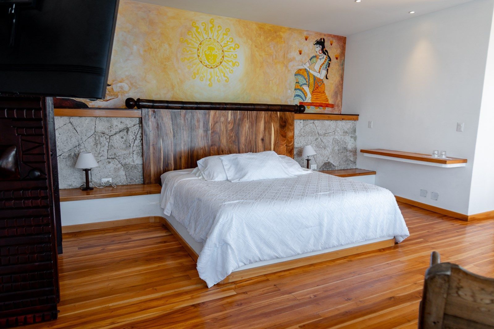 Hay una cama grande en el medio de la habitación.