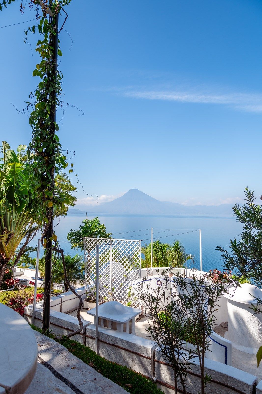 Una vista del océano desde un balcón con una montaña al fondo.