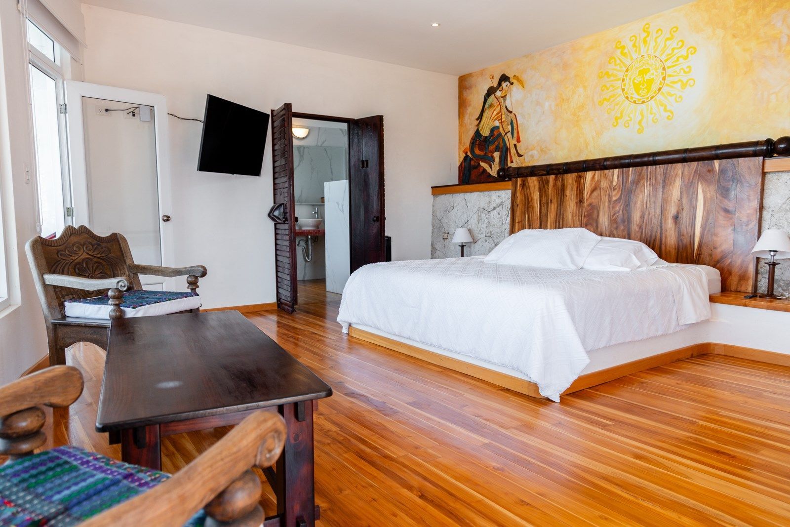 Hay una cama grande en el medio de la habitación.