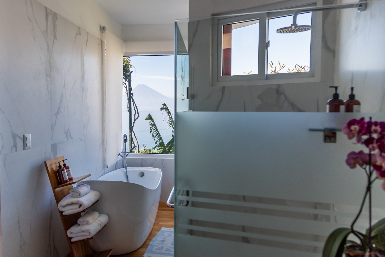 Un baño con bañera, ducha y ventana.