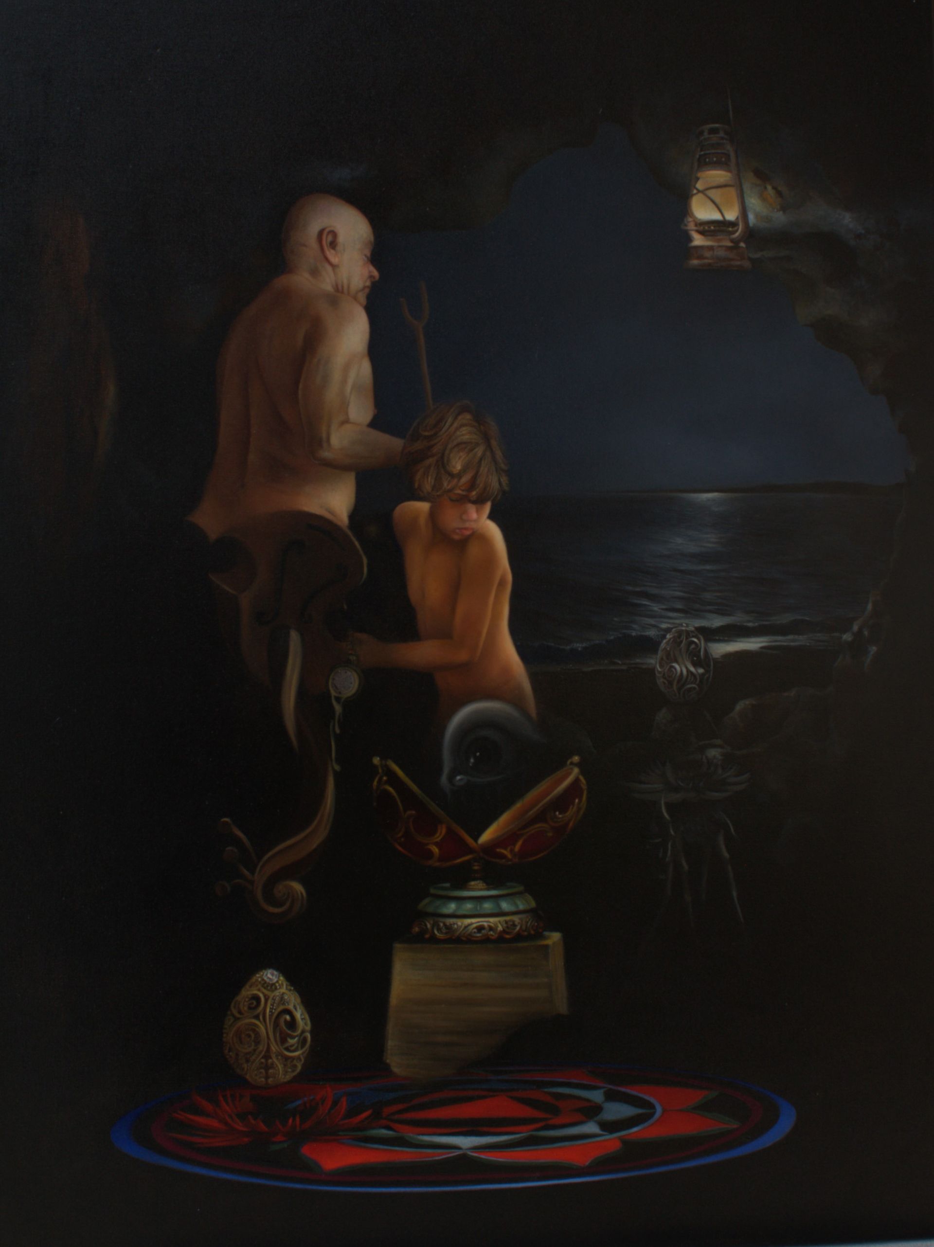 Una obra surrealista con una representación intrincada de la vida humana a lo largo del tiempo. La obra invita a reflexionar sobre la conexión entre la memoria y la vida, la percepción del tiempo y la creación del universo, creando un escenario donde la persistencia de la memoria se convierte en una búsqueda constante, incluso cuando el tiempo parece escaparse de nuestras manos.
Esta pintura toca la fibras sensibles del tema del miedo a la decadencia y a la muerte, aspectos recurrentes en las obras de Salvador Dalí. El bastón, tradicionalmente asociado con la vejez y el apoyo necesario para el caminar, adquiere un matiz más profundo al estar presente un violin, como símbolo de la música de la vida, representando la capacidad humana para crear armonía, expresar emociones, superar desafíos con resiliencia y componer una evolución personal llena de belleza y significado. Esta dualidad sugiere la relación compleja entre el envejecimiento y la creatividad, pero también puede interpretarse como una metáfora del miedo a la decadencia física y mental. La fusión de estos elementos representa la coexistencia de la fragilidad humana con la capacidad creativa que perdura a pesar de los desafíos del tiempo.
Así, el cuadro se convierte en una exploración visual de la ansiedad ante la muerte y la inevitable decadencia, capturando la dualidad de la vida y la ineludible confrontación con la mortalidad. La persistencia de la memoria, expresada a través de la compleja simbología y la presencia de elementos dalianos, se convierte en un testimonio artístico de la lucha humana contra el miedo a la efímera existencia.