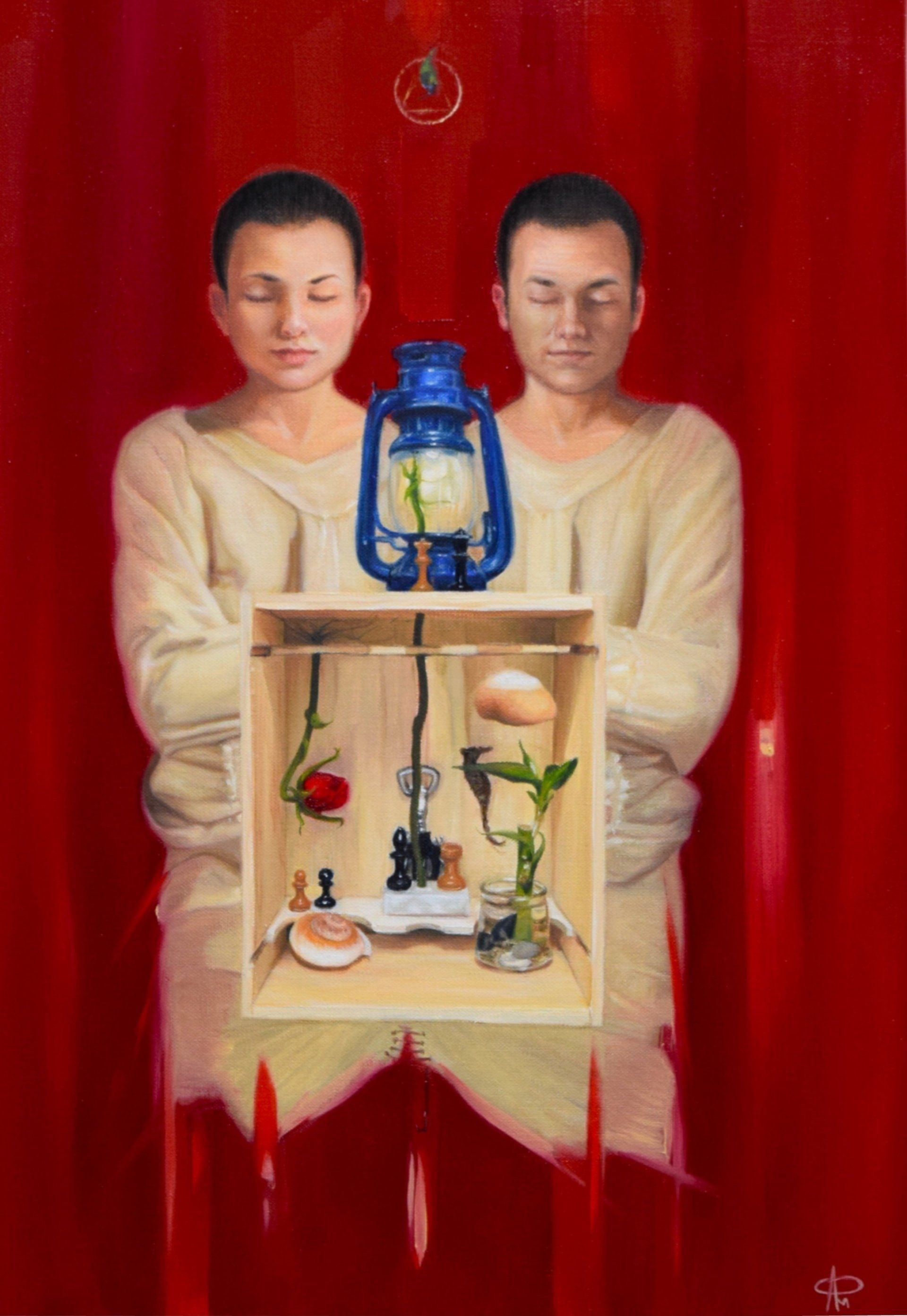 Esta pintura surrealista explora la complejidad de las relaciones humanas y la dualidad en la experiencia de la vida. Dos personas casi idénticas están unidas por una camisa de fuerza, simbolizando la conexión y dependencia, pero también la restricción personal.
En el centro, una caja de madera con símbolos de ajedrez, peones, caracol y un pomito de cristal con una planta simbolizando el dinero representa elecciones estratégicas y la complejidad de la vida. Elementos como el sacacorchos y el caballito de mar añaden matices de lo mundano y lo maravilloso.
El fondo rojo crea una atmósfera intensa. La rosa roja invertida y la rosa blanca que florece dentro de un candil representan la dualidad del amor apasionado y la pureza espiritual. Las piezas de ajedrez, la reina blanca y el rey negro, exploran las complejidades de las relaciones amorosas y las dinámicas de poder.
En la parte superior, un símbolo dorado con un triángulo y un capullo de mariposa sugiere la transformación espiritual a través de la dualidad y la estrategia en la vida. En conjunto, la pintura invita a reflexionar sobre nuestras elecciones, relaciones y la búsqueda de significado en la existencia.