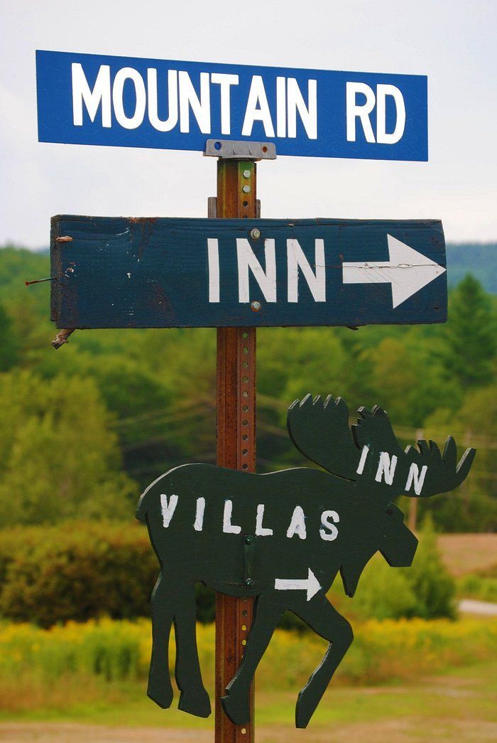A sign that says mountain rd inn and villas