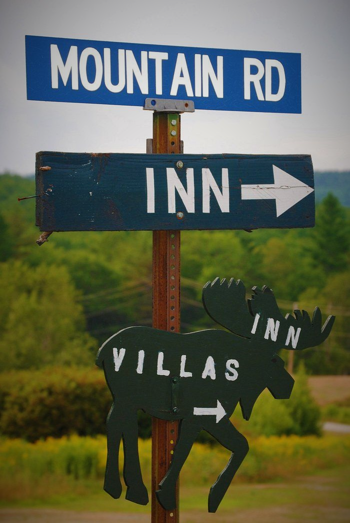 A sign that says mountain rd inn and villas