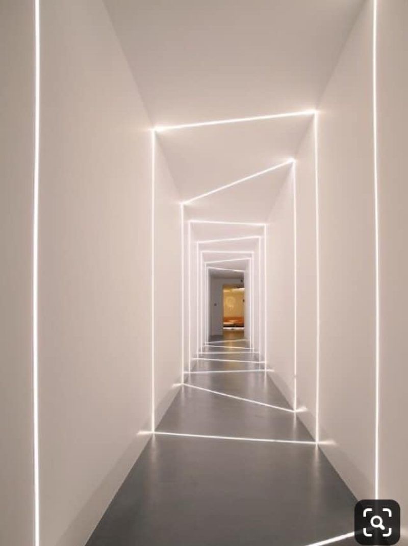 perimetri a led all'interno di un corridoio