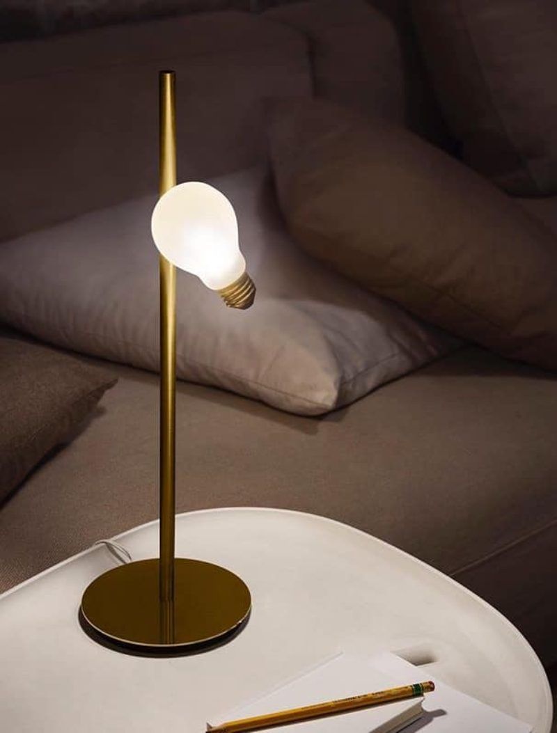 lampada dal design minimale da tavolo