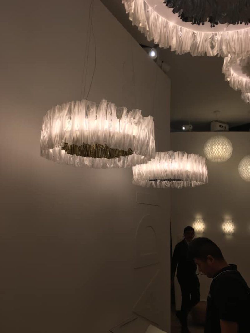 lampadario dalla forma sferica a caduta